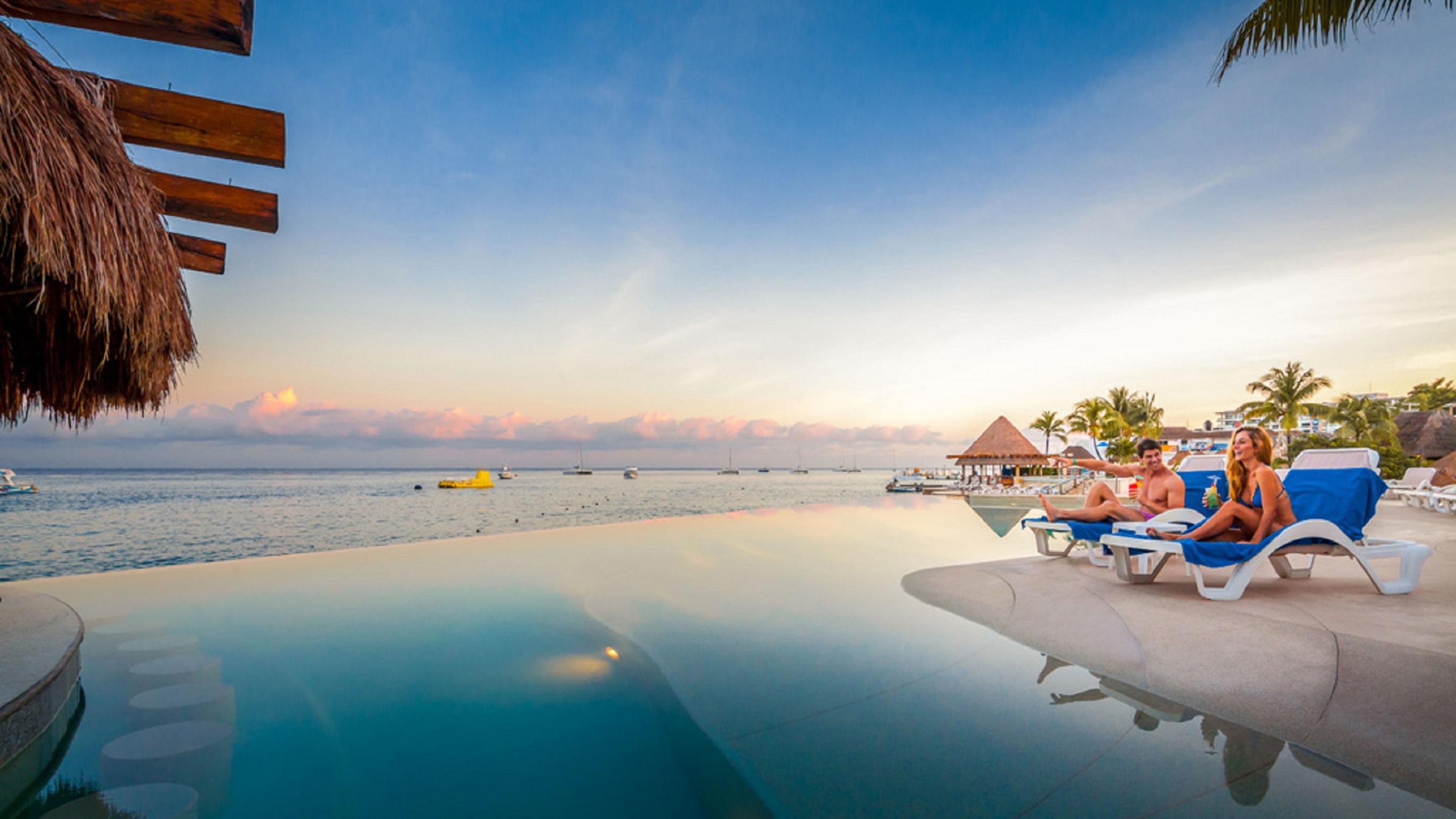 Grand Park Royal Cozumel Hotel Bagian luar foto Infinity pool at a resort in Cancun, Mexico