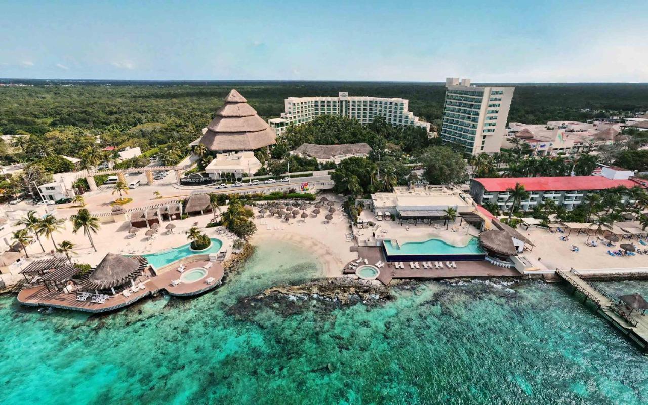 Grand Park Royal Cozumel Hotel Bagian luar foto Aerial view of the resort