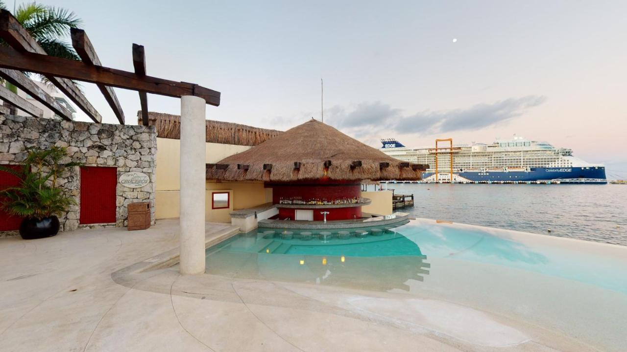 Grand Park Royal Cozumel Hotel Bagian luar foto The swim-up bar at the Grand Palladium Resort & Spa, Cancun