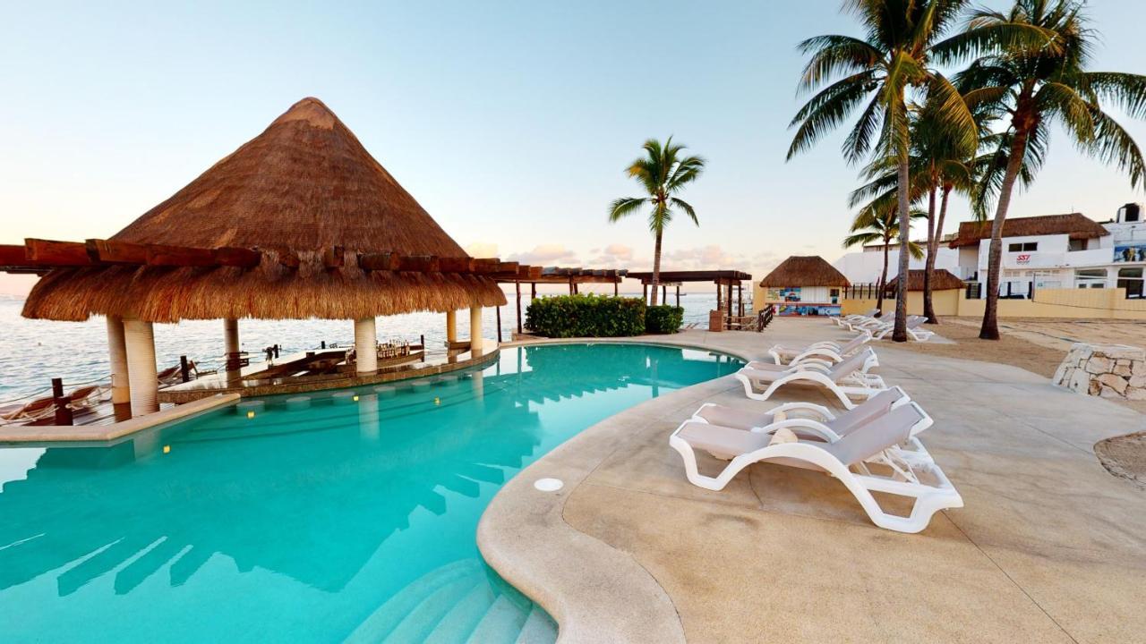 Grand Park Royal Cozumel Hotel Bagian luar foto Pool at the Grand Palladium Hotel